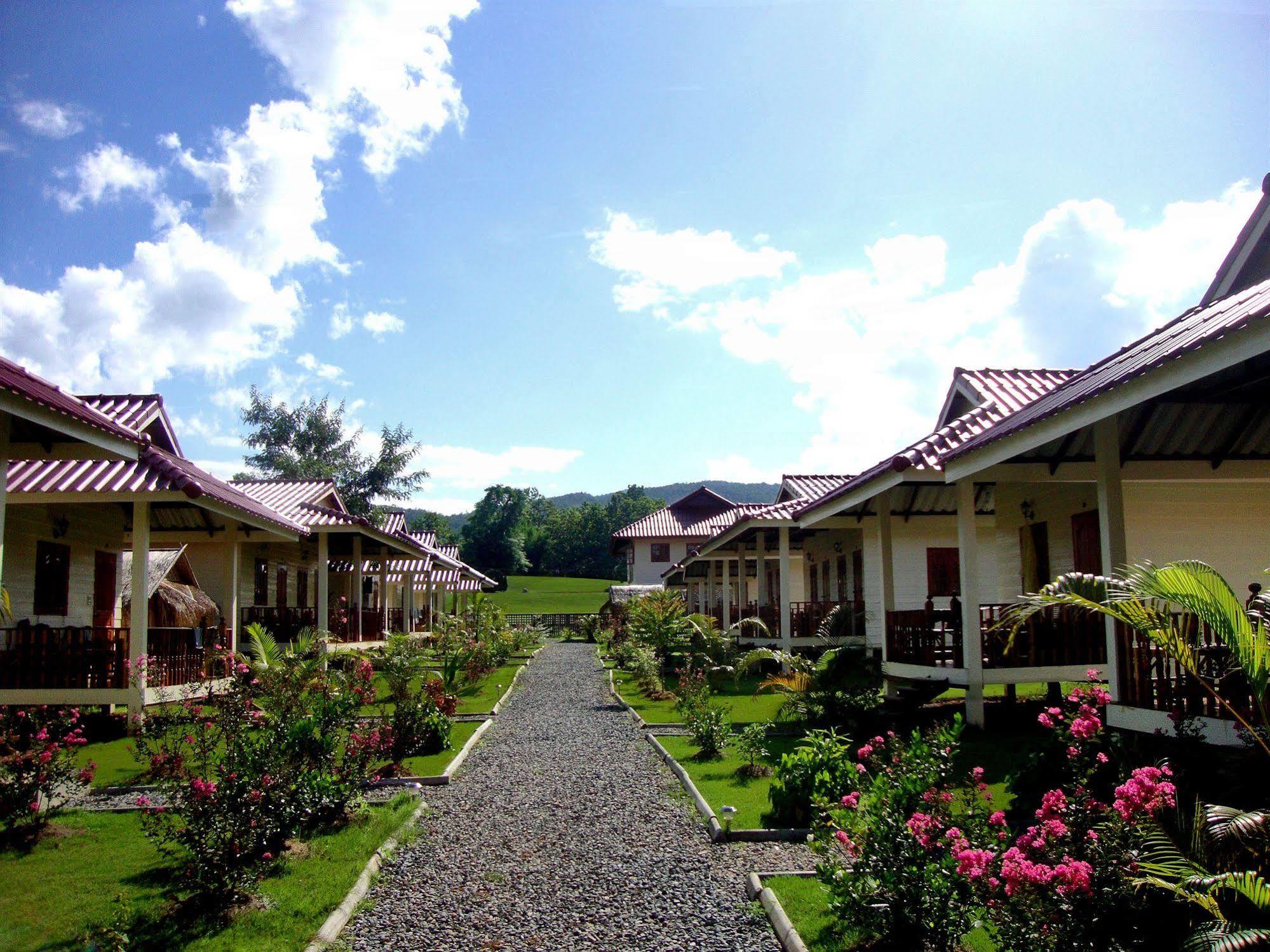 Smile Resort Mae Rim Buitenkant foto