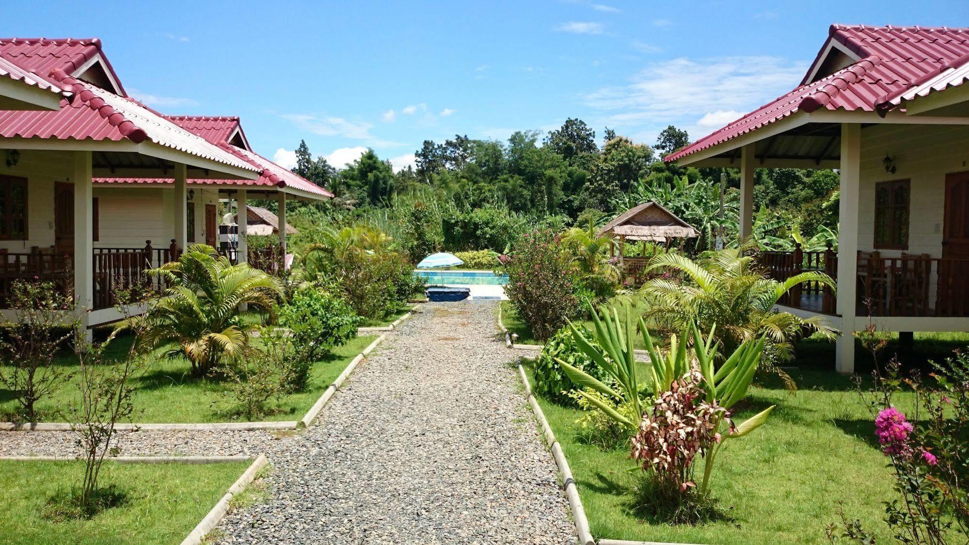 Smile Resort Mae Rim Buitenkant foto